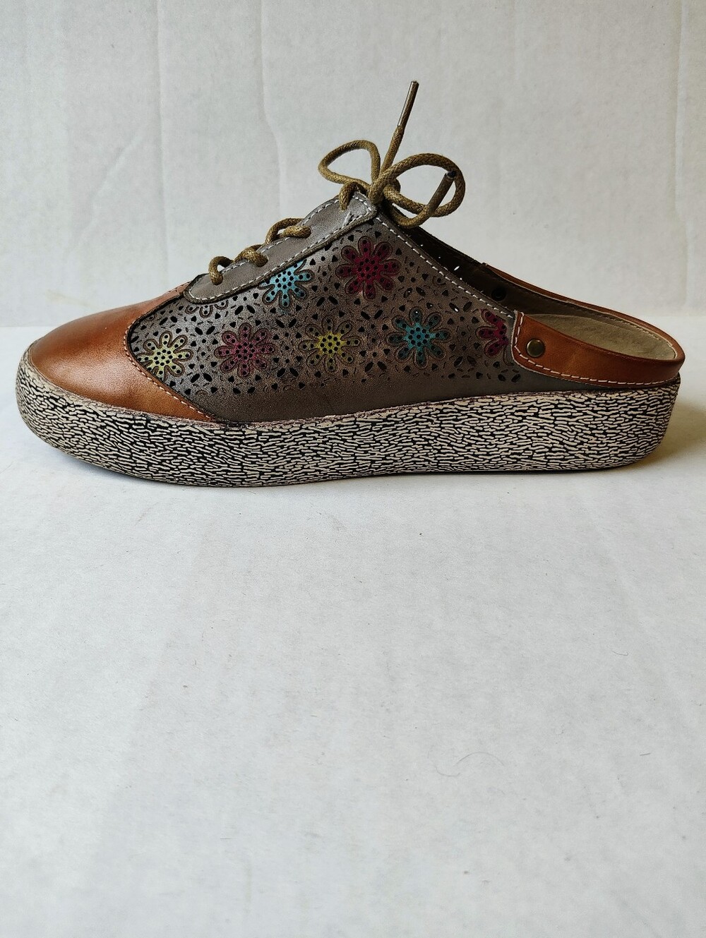 L'Artiste Spring Step Laser Cut Floral Slip on Clogas Women's Sz 37